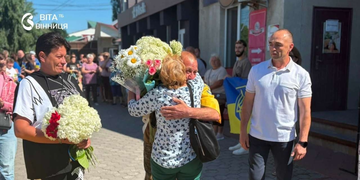 Гніванська громада зустріла Героя, який повернувся після трьох років полону 