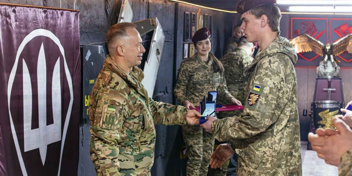 Головнокомандувач Збройних Сил України особисто нагородив 19-річного бійця з Вінниччини