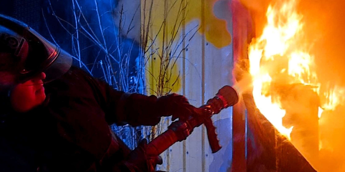 Горіла квартира у вінницькій багатоповерхівці врятували двох собак і кішку