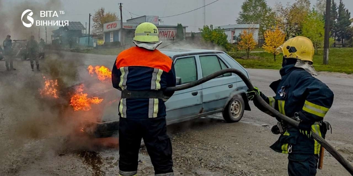 Рятувальники ДСНС гасять пожежу