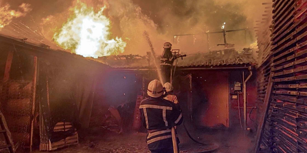 Горіли виробниче приміщення меблевого цеху в Томашполі