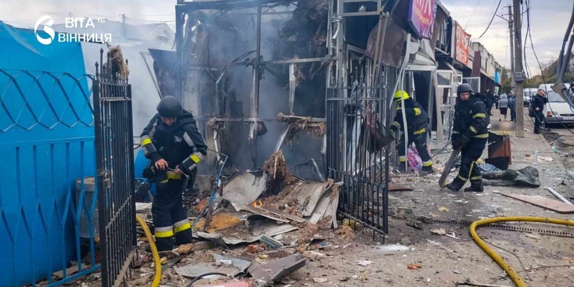 Рятувальники ДСНС гасять пожежу в магазині на ринку в Лозовій після російського ракетного удару
