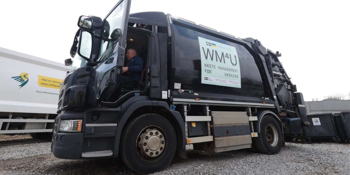 Громада на Вінниччині отримала сміттєзбиральну техніку від шведських партнерів