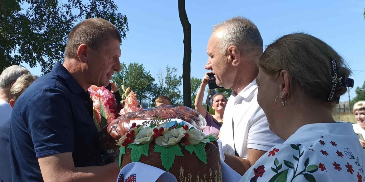 Громада на Вінниччині зустріла звільненого з полону захисника