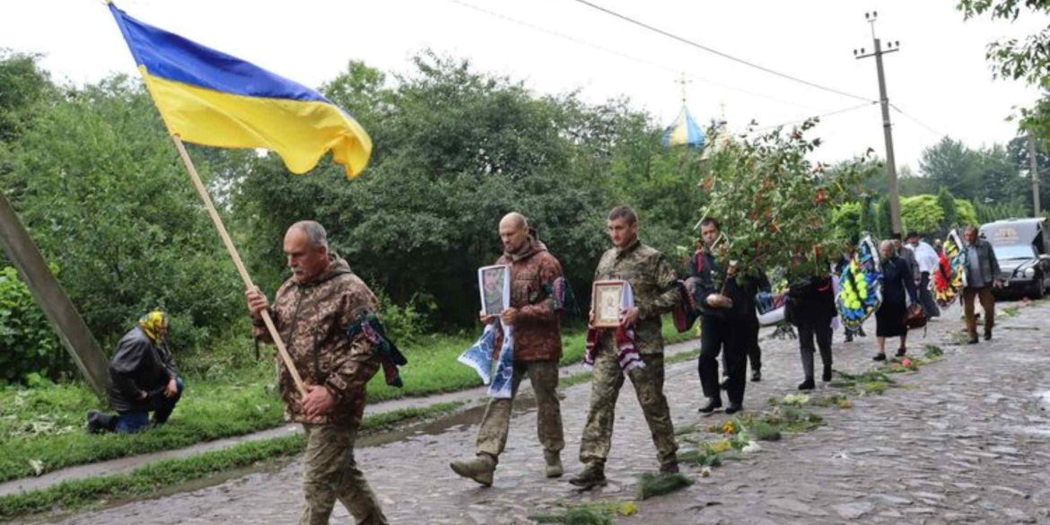 Громада Погребища прощалась з молодим солдатом-мінометником (2)