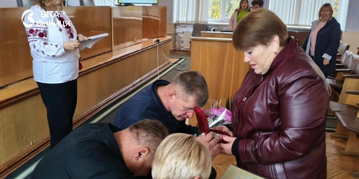 Матері загиблих воїнів отримують посмертні державні нагороди синів у залі Піщанської селищної ради