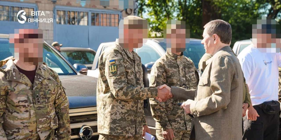 Гуманітарний штаб передав ще 11 позашляховиків підрозділам на лінії фронту