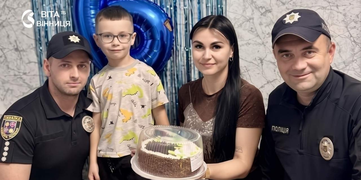 Іграшкове левеня Сімба в подарунок: козятинські поліцейські привітали сина загиблого колеги