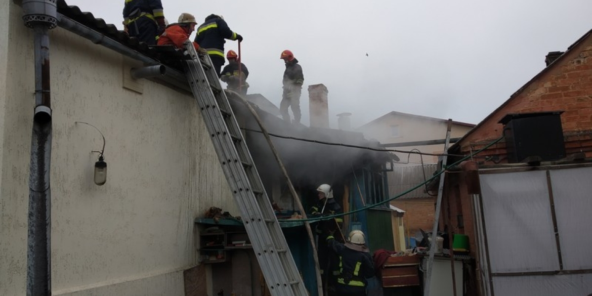 У Вінниці з палаючого будинку сусіди врятували чоловіка