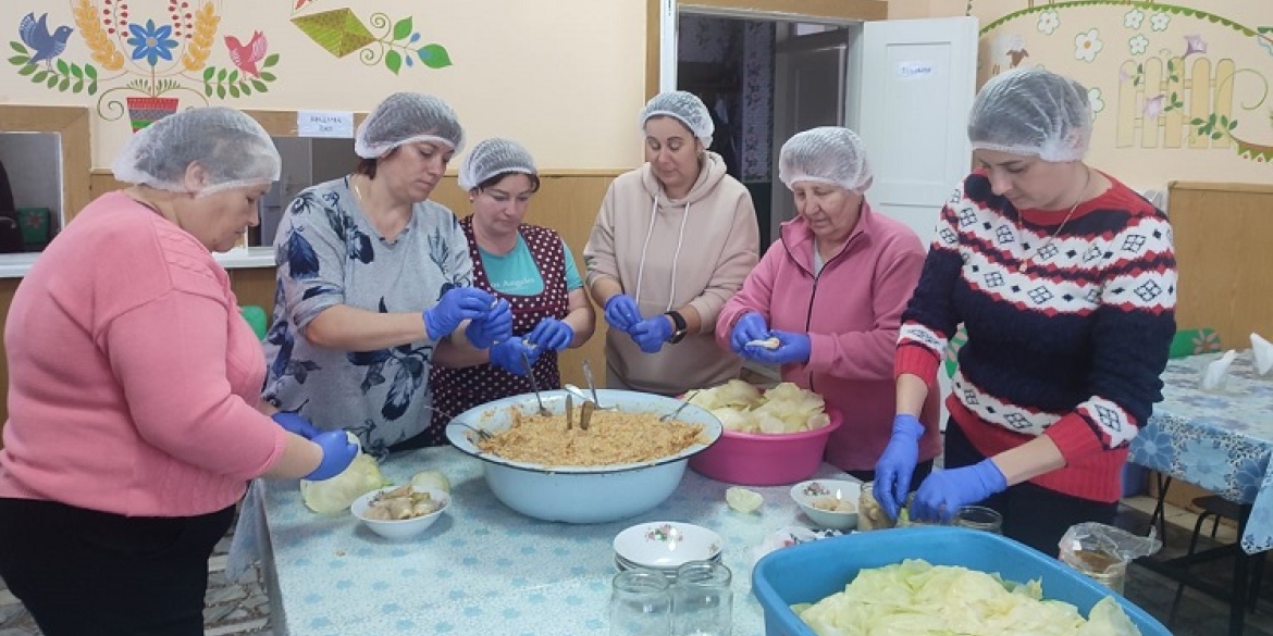 Калинівські господині приготували сім тисяч банок домашніх страв для захисників