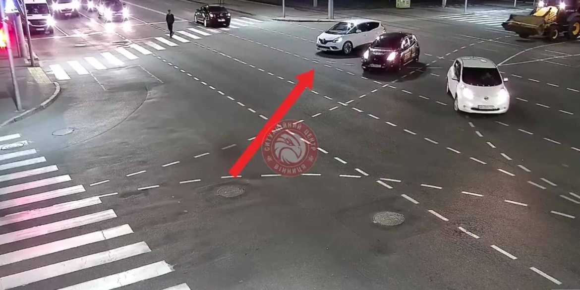 Камери спостереження зафіксували у Вінниці аварію на перехресті