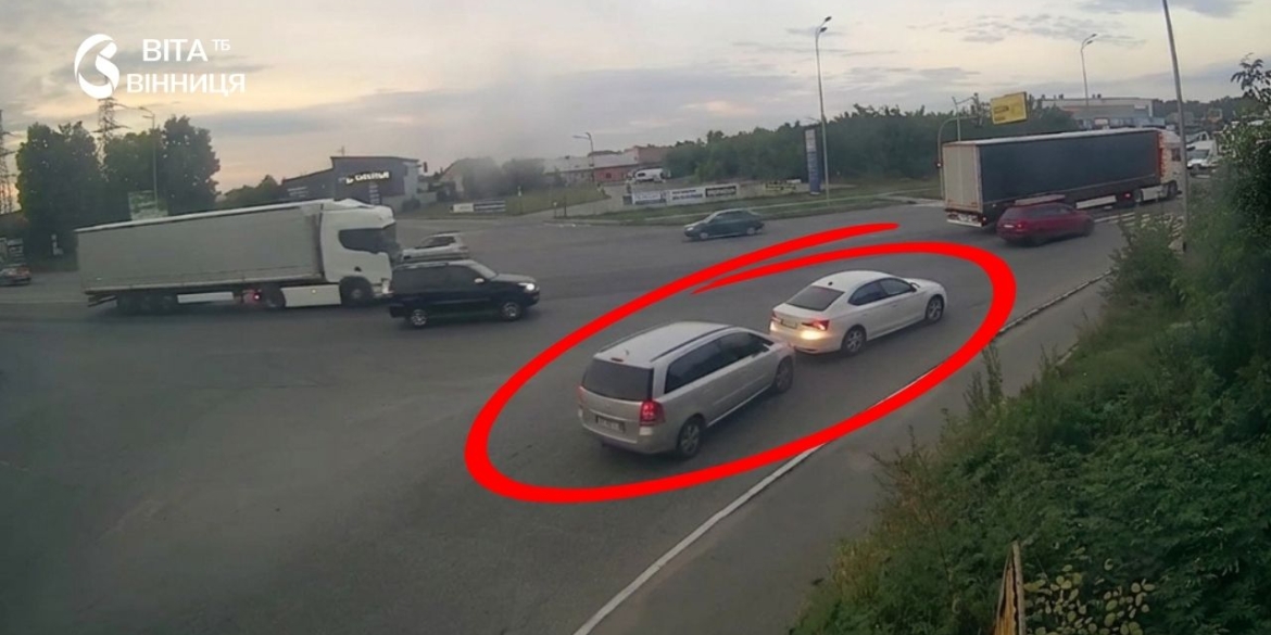 Камери Ситуаційного центру зафіксували у Вінниці зіткнення двох авто