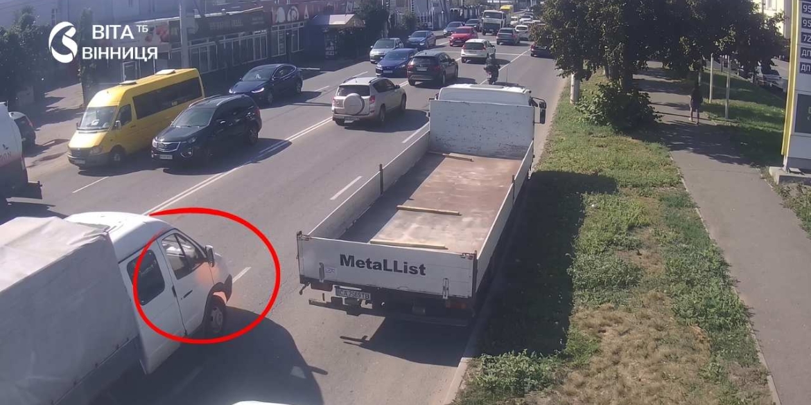 Камери відеоспостереження у Вінниці зафіксували момент загоряння автомобіля на вулиці Пирогова