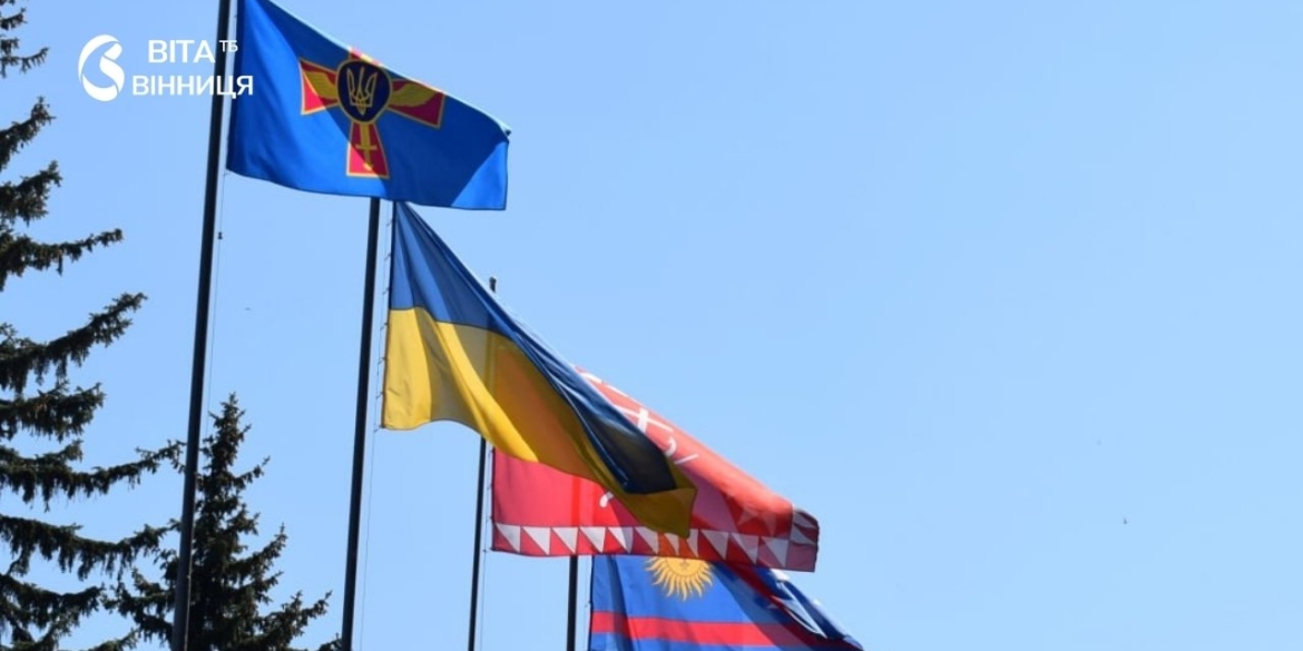 Кавалери ордена «За мужність» підняли у Вінниці прапори на честь Повітряних Сил