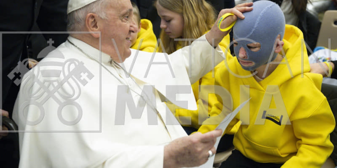 Хлопчик, який дивом вижив після ракетного удару по Вінниці, зустрівся з Папою Римським