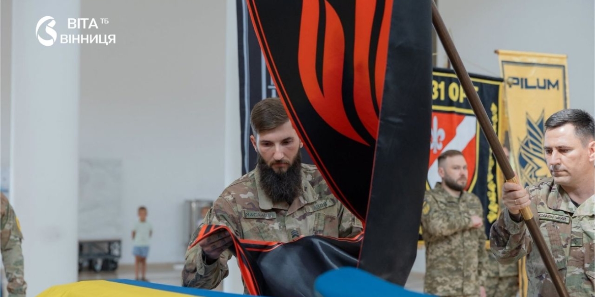 Хоругви вінницької бригади НГУ «Червона Калина» освятили біля труни Коновальця