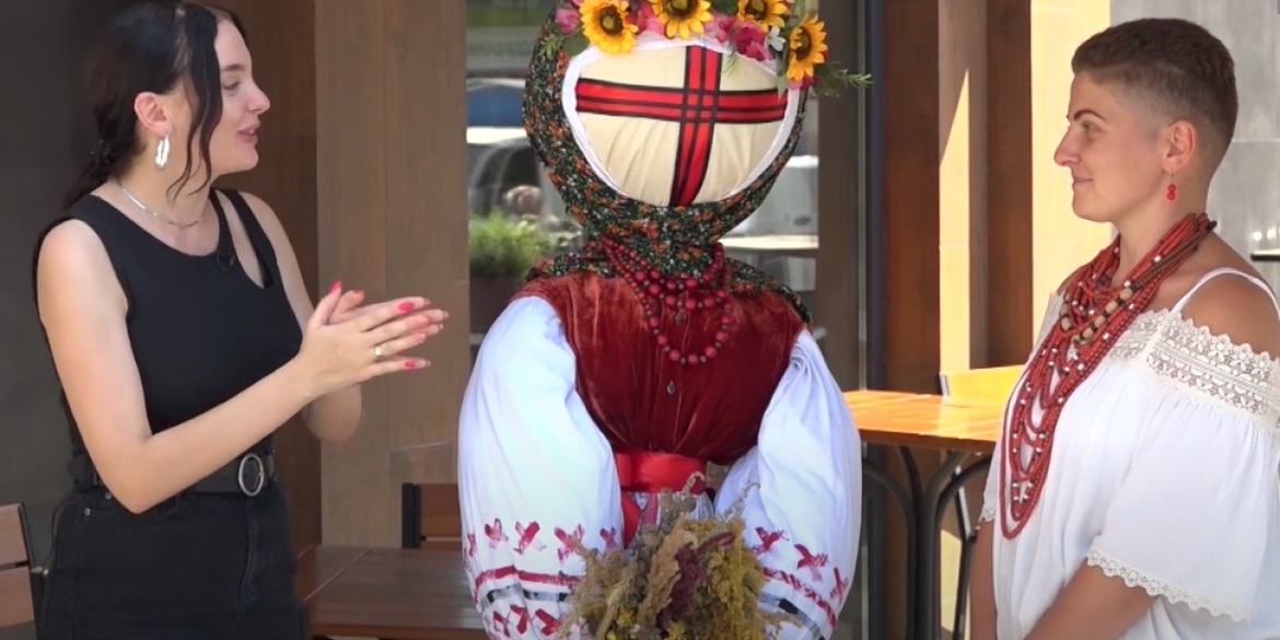 Хто виготовив гігантську ляльку-мотанку у Вінниці
