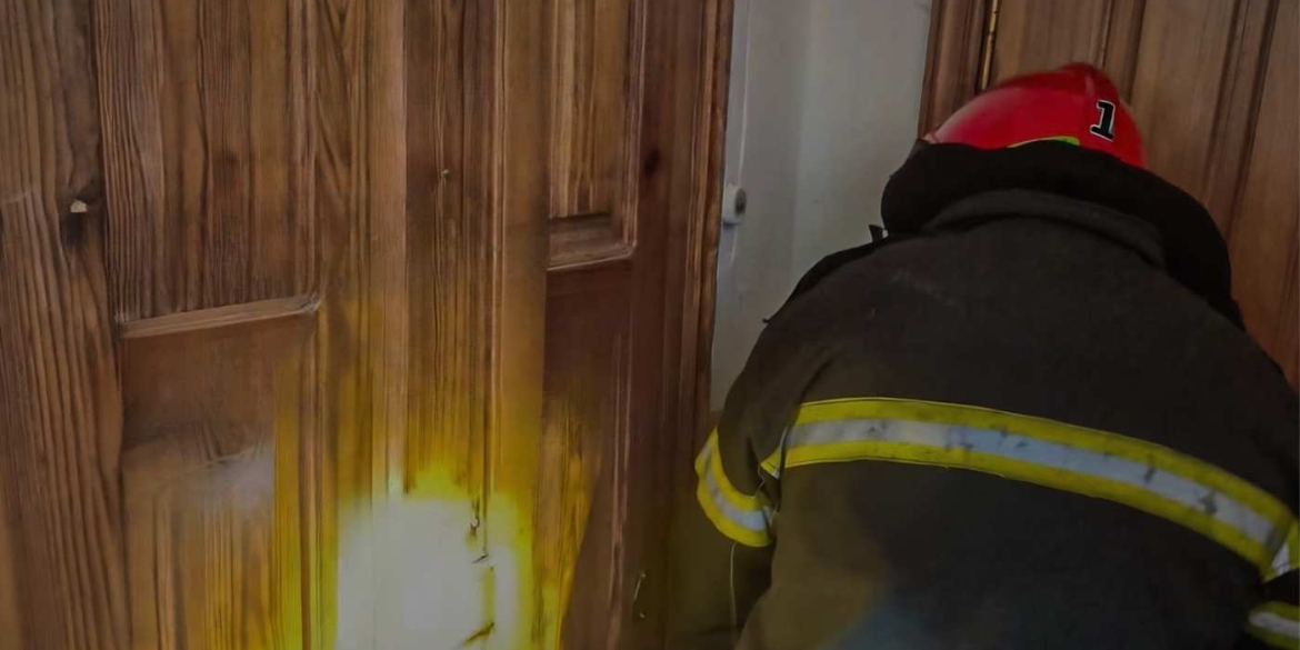 Кілька днів не виходила на зв'язок рятувальники визволяли з квартири непритомну вінничанку