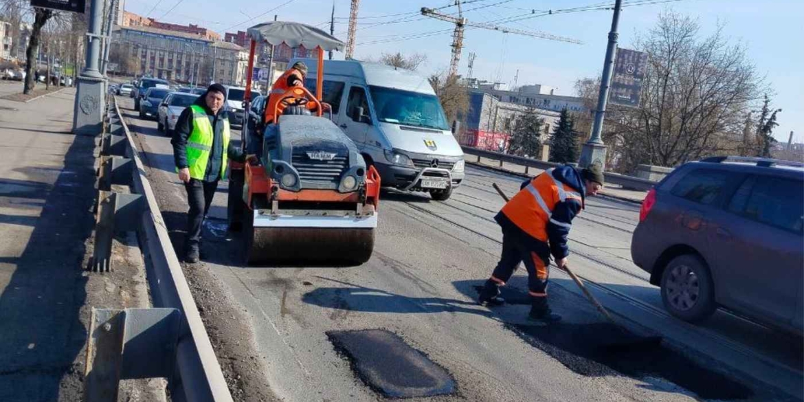 Кількість бригад, які виконують аварійний ремонт доріг у Вінниці, збільшили до семи