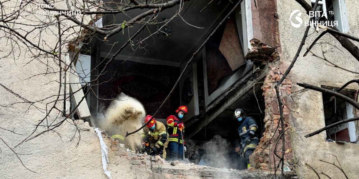 Рятувальники ДСНС завершують розбір завалів у пошкодженому житловому будинку у Вінниці