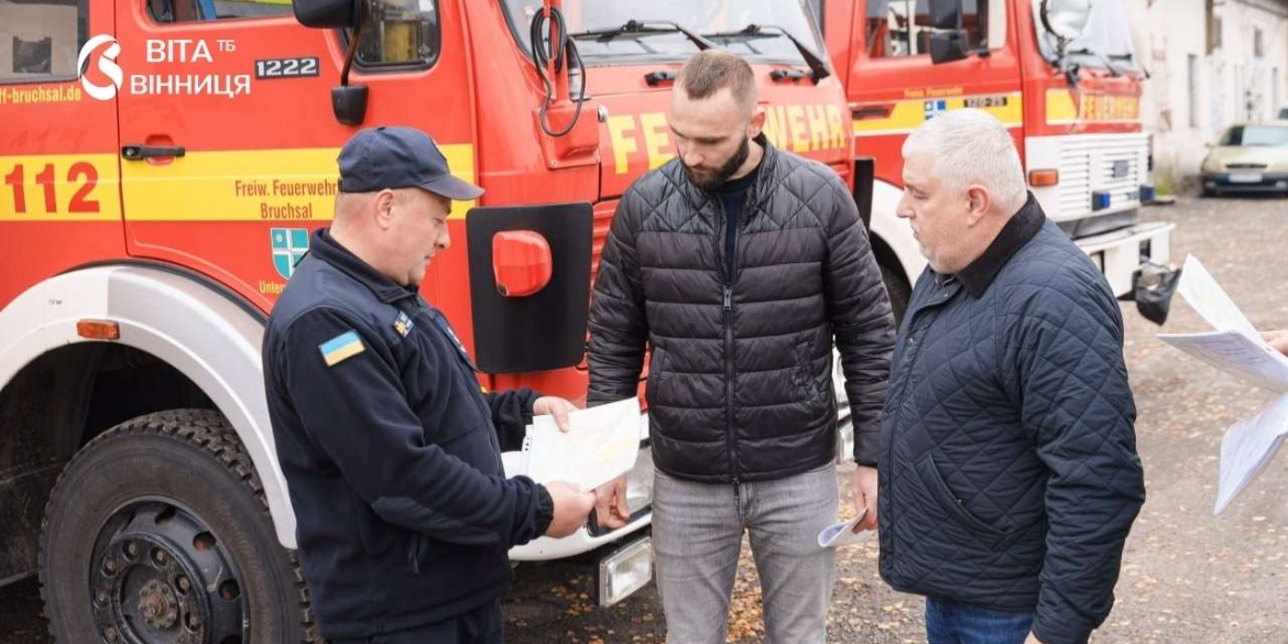 Пожежні автомобілі біля пожежної частини в громаді на Вінниччині