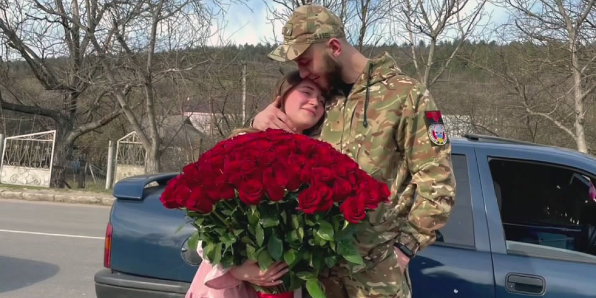 Кохання під час війни поліцейські допомогли військовому освідчитись коханій