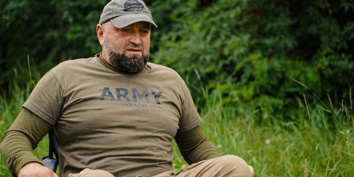 Військовий інструктор тероборони навчає бійців орієнтуватися на місцевості на Вінниччині