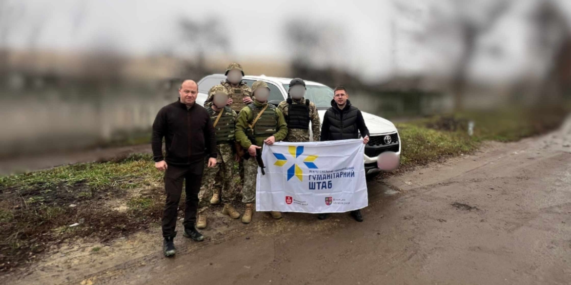 Команда гуманітарного штабу передала сучасний позашляховик вінницьким бійцям
