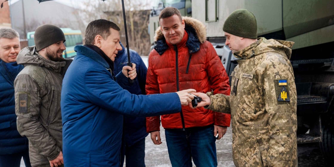 Команда гумштабу передала підрозділу Повітряних Сил потужні паливозаправники