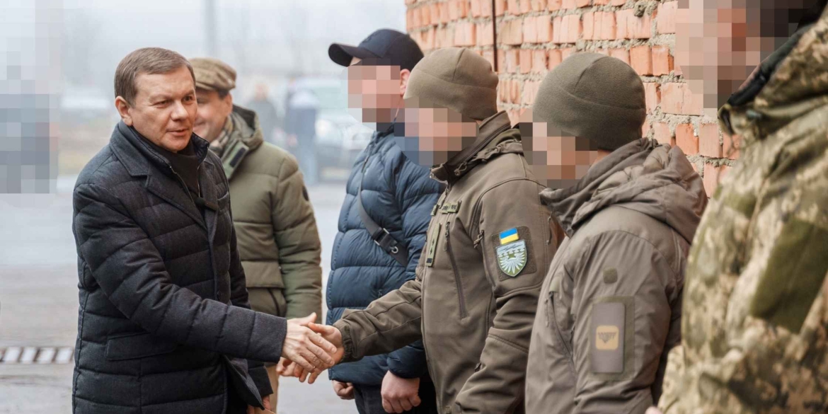 Команда гумштабу передала пʼятьом бригадам ще 400 FPV-дронів та автомобіль