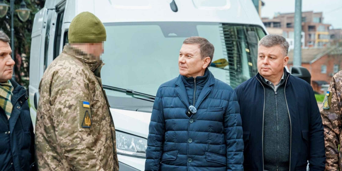 Команда Міжрегіонального гумштабу передала мікроавтобус бійцям Повітряних Сил