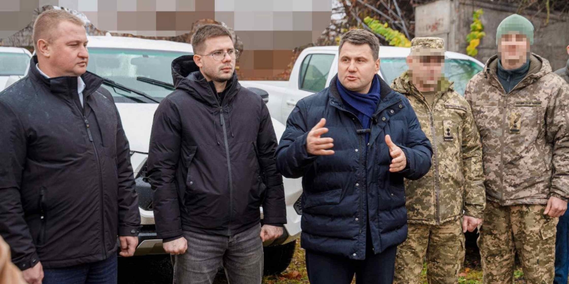 Команда Міжрегіонального координаційного гумштабу передала авто п’яти військовим формуванням