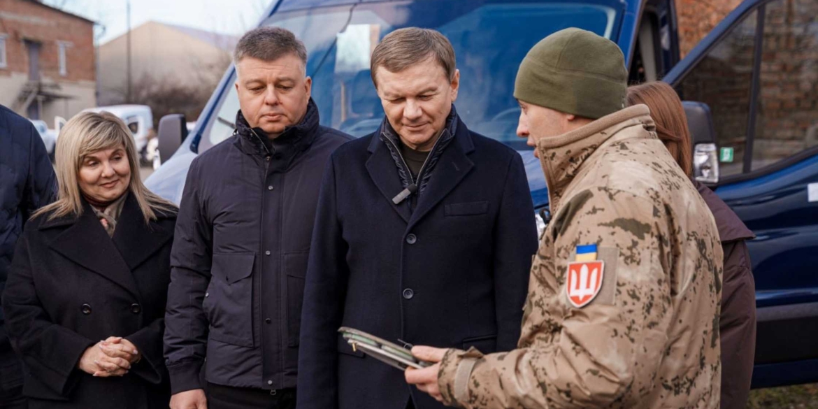 Команда Міжрегіонального координаційного гумштабу передала військовим автобус та позашляховик