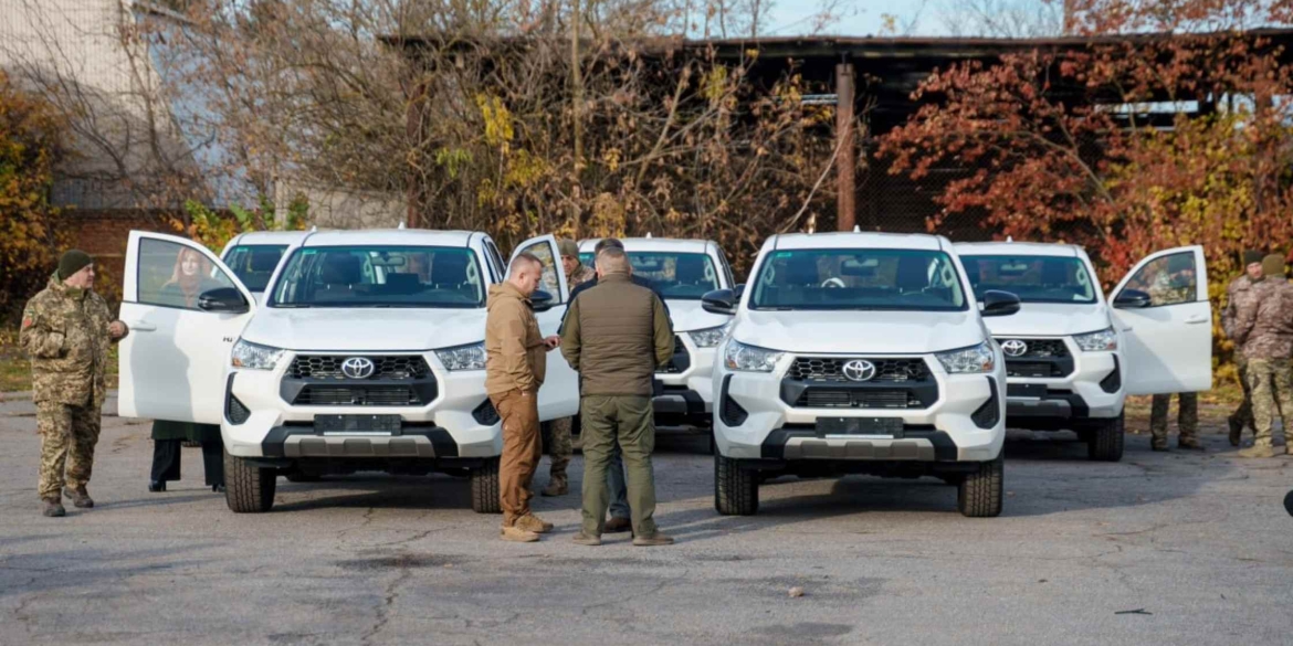 Команда Міжрегіонального координаційного гумштабу передала військовим ще п'ять позашляховиків