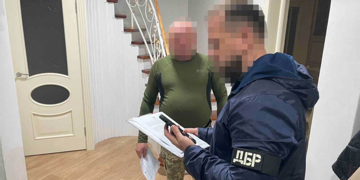 Заступник командира частини залучив підлеглих до ремонту своєї хати на Вінниччині