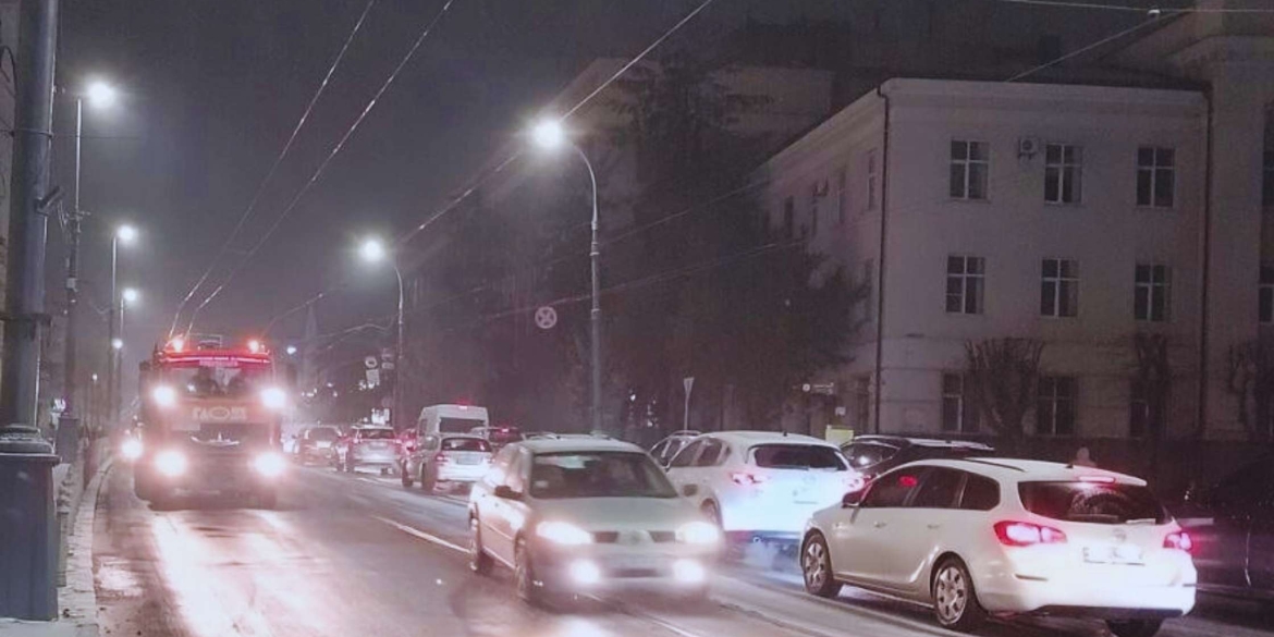 Комунальні служби Вінниці обробляють проїжджі частини та пішохідні зони