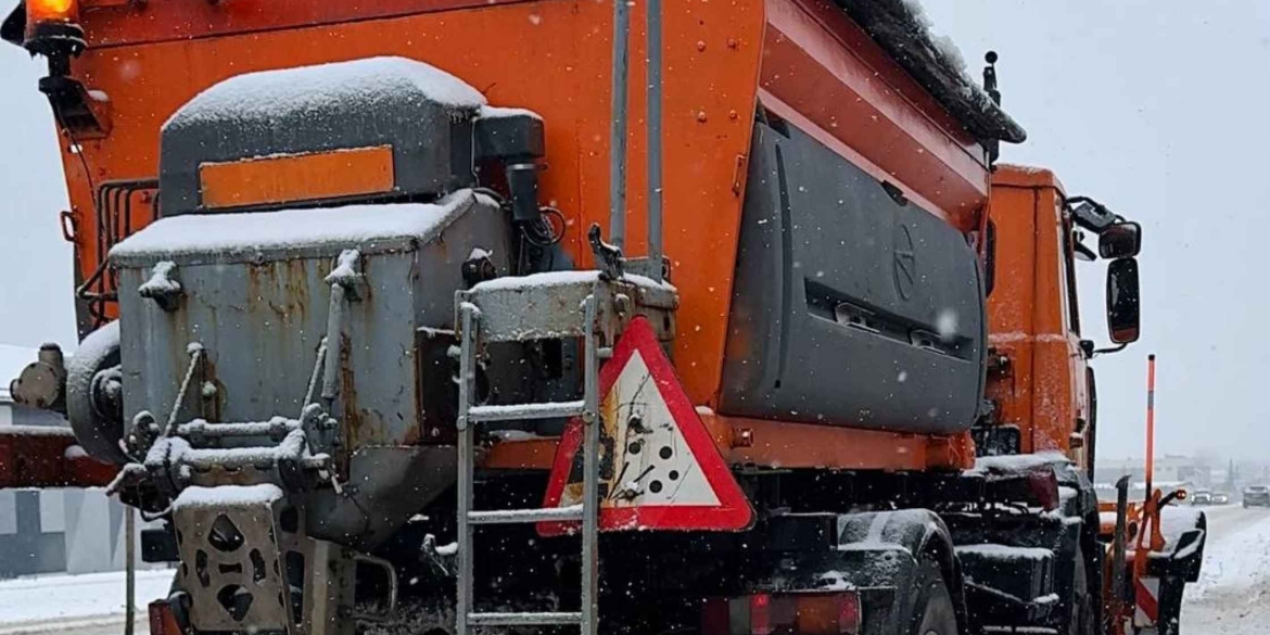 Комунальні служби Вінниці з вечора обробляють та очищають міські шляхи