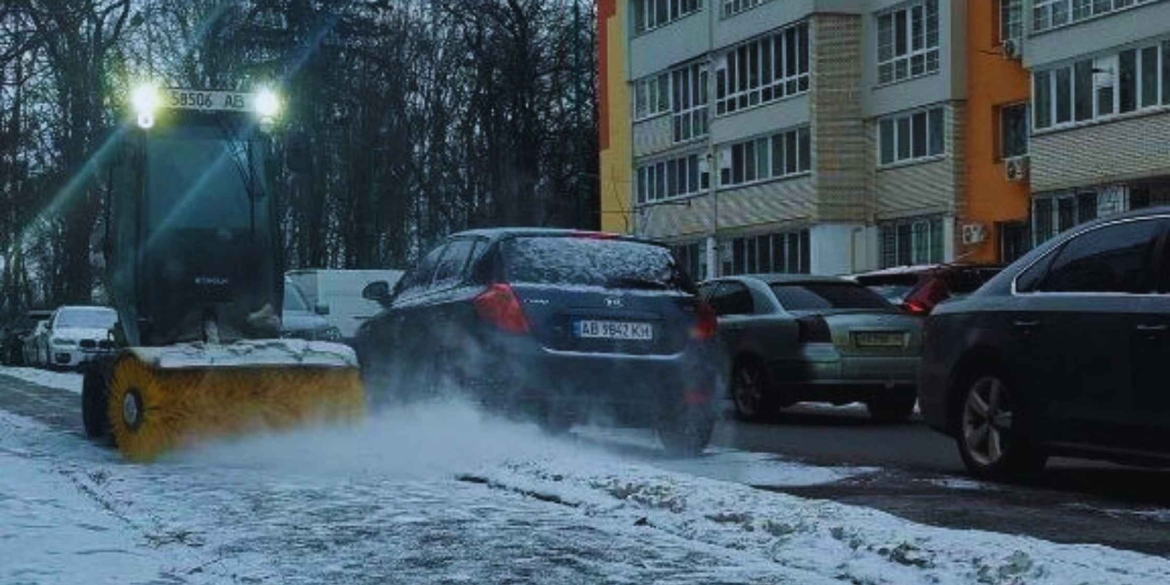 Комунальні служби Вінниці з вечора очищали від снігу територію міста