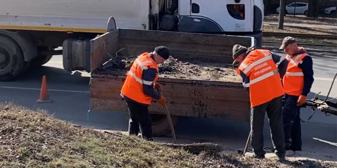 Комунальники очищають водостоки на магістральних вулицях Вінниці