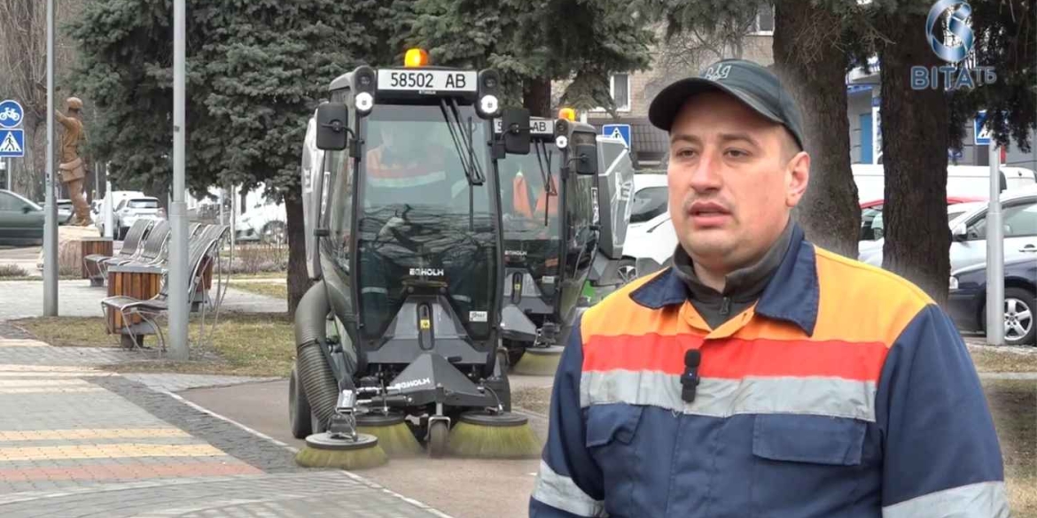 Комунальники Вінниці очищають тротуари, пішохідні алеї, велодоріжки та автошляхи