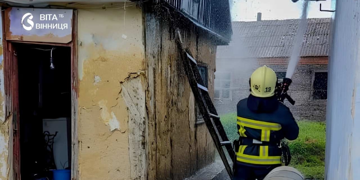 Коротке замикання спалило будинок на Вінниччині — за добу рятувальники виїжджали сім разів