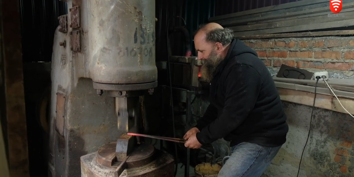 Коваль із села Жабелівка виготовляє металеві скоби для укріплення бліндажів