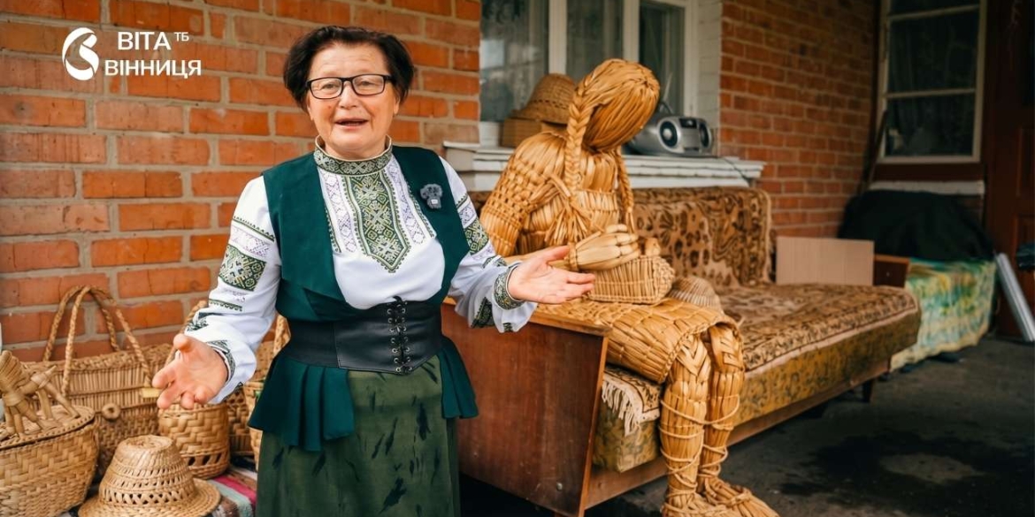 Козлики й півні з рогози майстриня з Вінниччини ціле літо створювала фігури для виставки