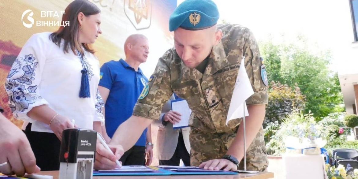 Звільнений з полону морпіх узяв участь у спецпогашенні марки «Ми чекаємо»