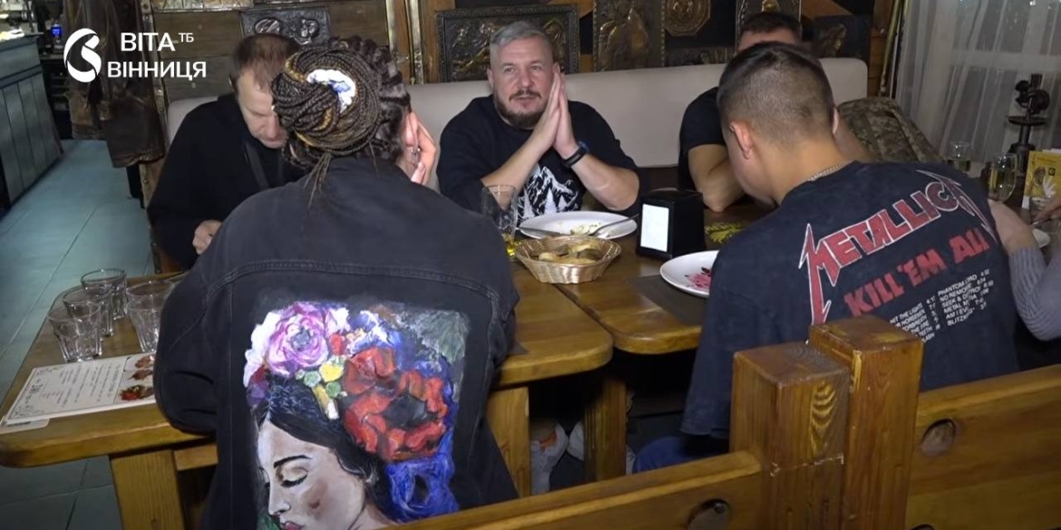 Ветерани за столом із подільськими стравами з меню пілігрима у Вінниці перед початком походу Camino Podolico