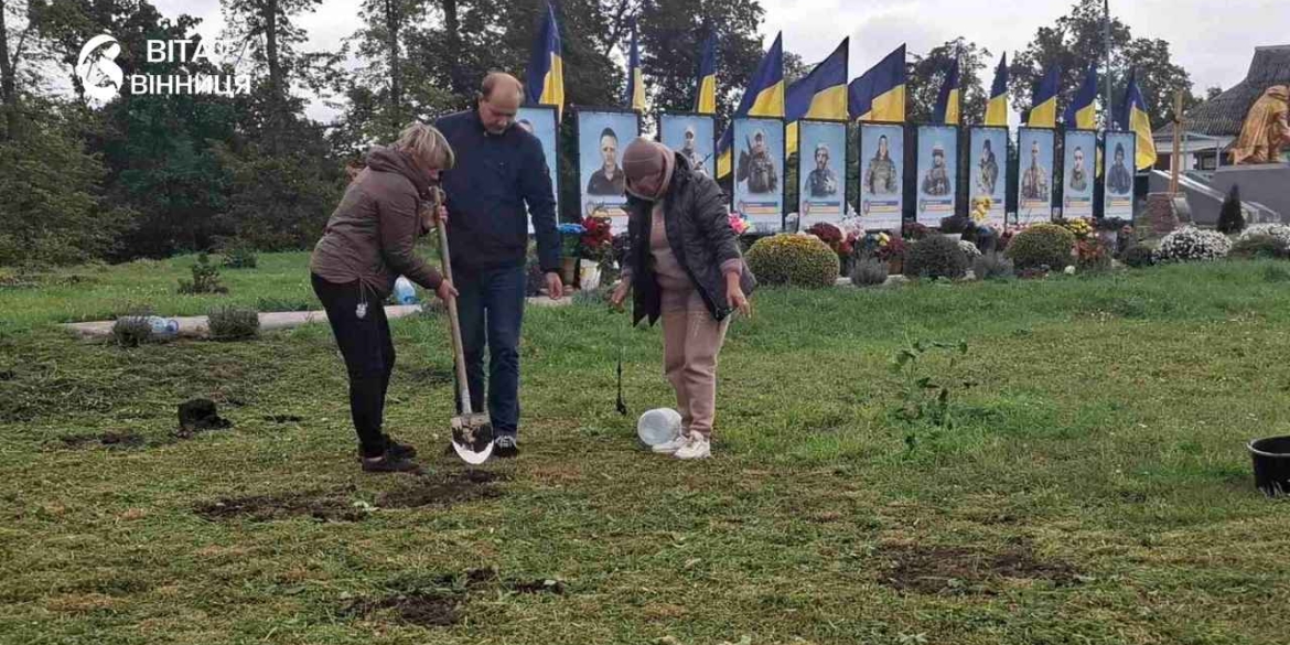 Квіти від родин Героїв на Калинівщині оновили територію біля меморіалу пам'яті