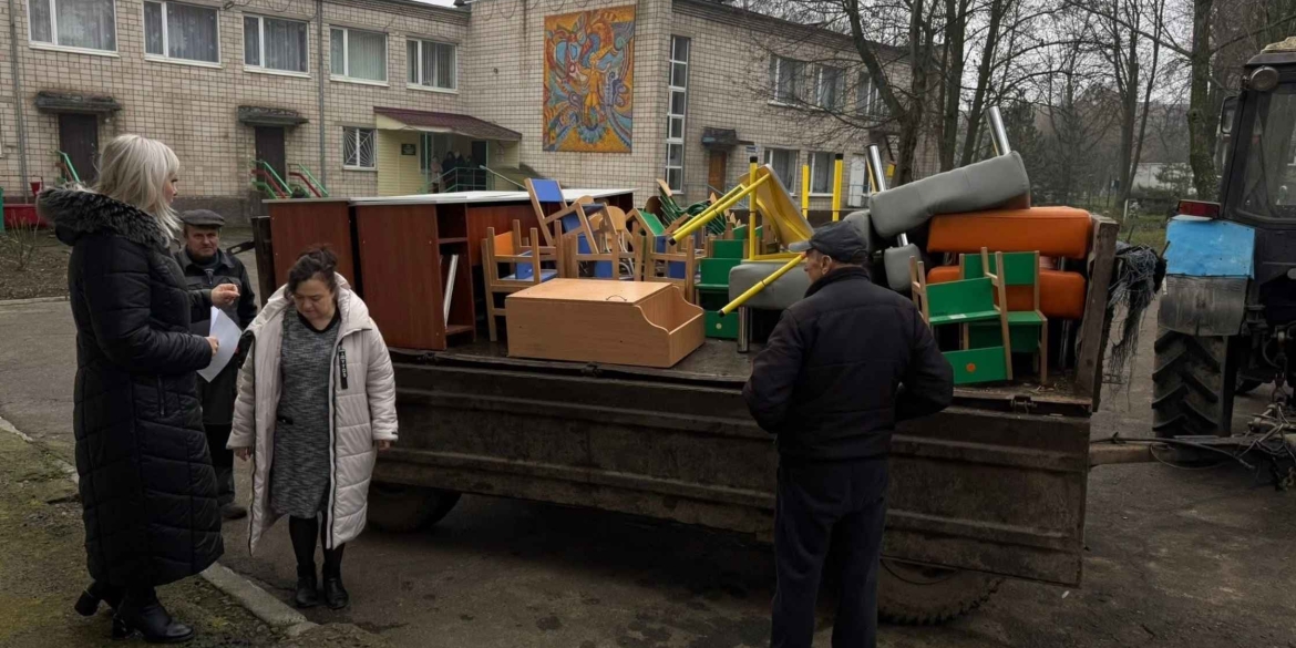 Ладижин отримав шкільне приладдя з опаленого війною Добропілля