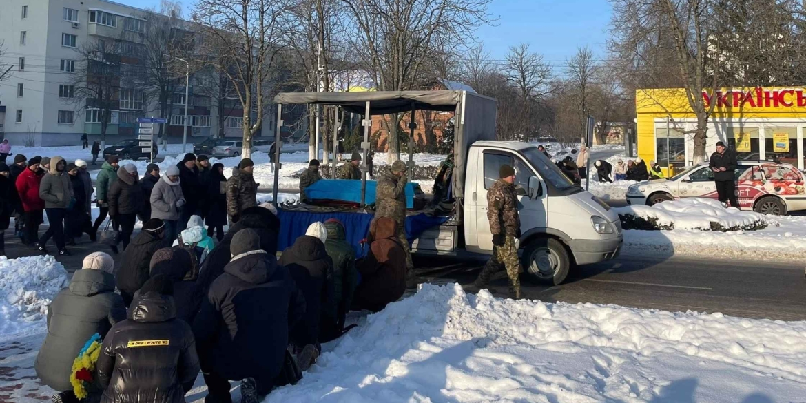 Ладижин “живим коридором” прощався з загиблим на фронті солдатом-земляком