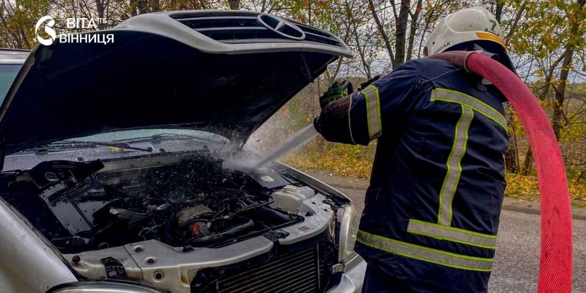 Рятувальники ДСНС гасять пожежу авто в Літинській громаді