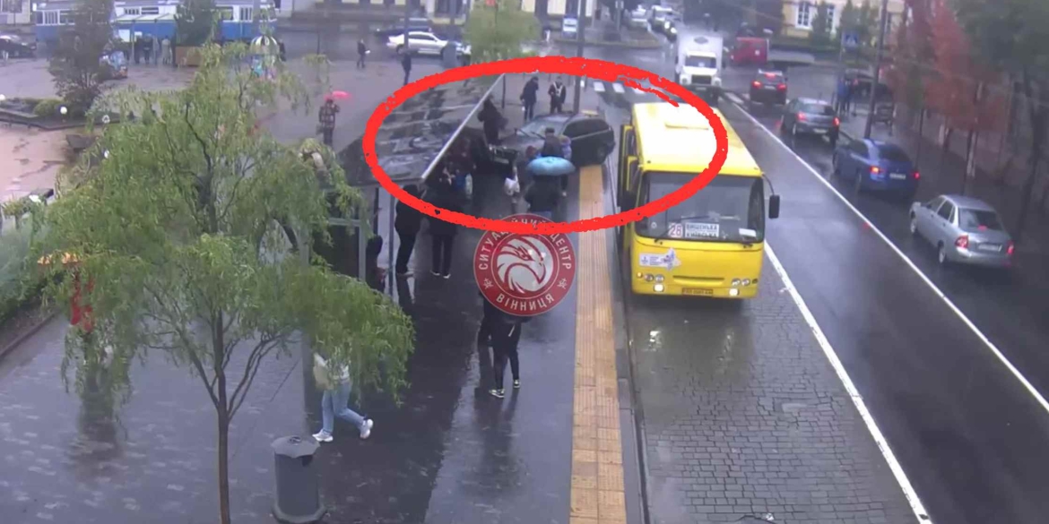 Легковик влетів у зупинку громадського транспорту в центрі Вінниці